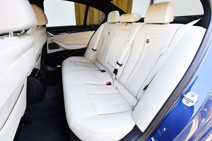 後席も前席同様、上質なダコタレザーで仕立てられている。背もたれは40：20：40の分割可倒式。