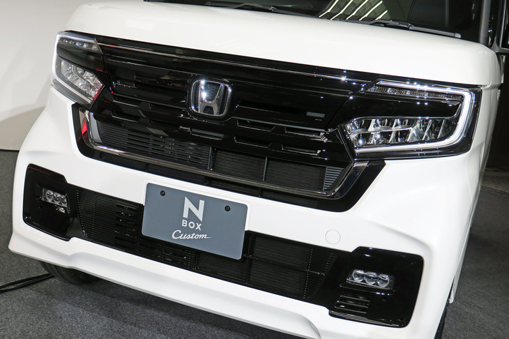 ベルリナブラックのグリルやフォグランプガーニッシュで装飾されたフロントまわり。特別仕様車「N-BOXカスタム スタイル＋ ブラック」は、車名のとおり各所をブラックアウトしたデザインが特徴の特別仕様車だ。