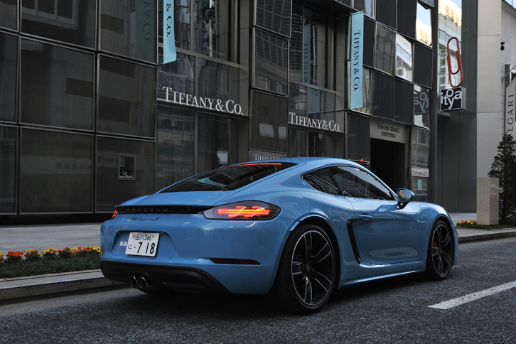 リアビュー。「タイプ550クーペ」（1953年）や「718GTRクーペ」（1962年）といったミドシップレーシングカーのプロポーションが受け継がれている。