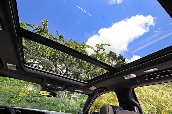 巨大な電動サンルーフに、AKG製の高級オーディオ、リアエンターテインメントシステム、前後席間での会話をアシストする車内コミュニケーションシステムと、他ブランドではオプションあつかいとなりそうな豪華アイテムが、「エスカレード」ではことごとく標準装備となる。