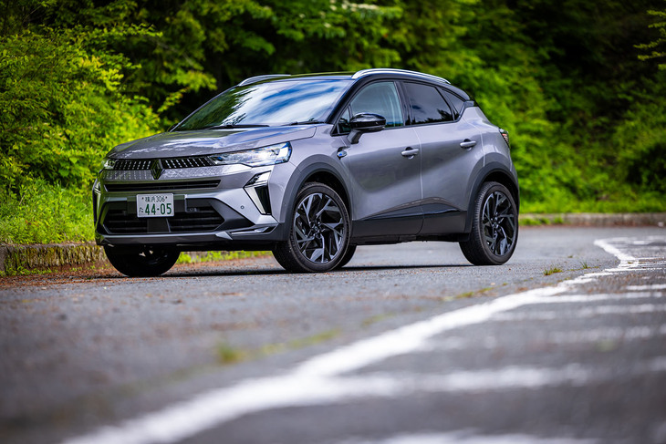 2025年6月5日に導入がアナウンスされた2代目「ルノー・キャプチャー」のマイナーチェンジモデル。2代目キャプチャーは、欧州市場において2020年のコンパクトSUV販売台数ナンバーワンに輝き、これまでにグローバルで200万台以上を販売した大ヒットSUVである。