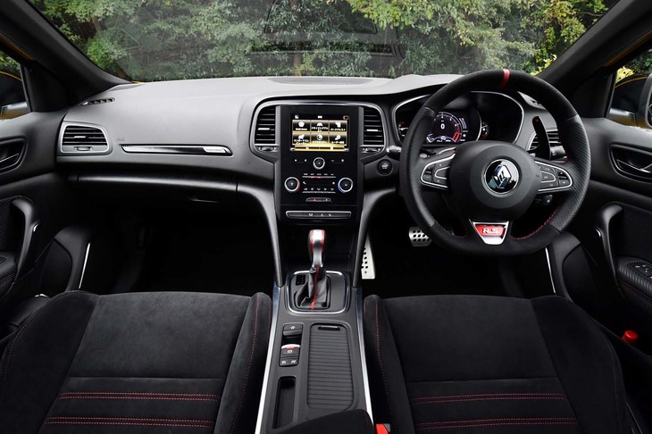 ブラック基調のインテリアは、選択した走行モードに合わせて、イルミネーションの色が赤や青など5色に切り替わる。