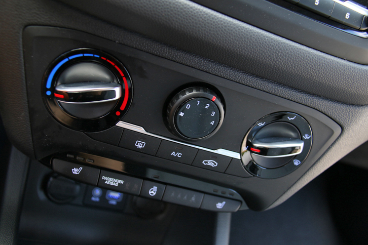 空調のコントローラーの下には、運転席と助手席のシートヒーターおよびステアリングヒーターのスイッチが備わる。