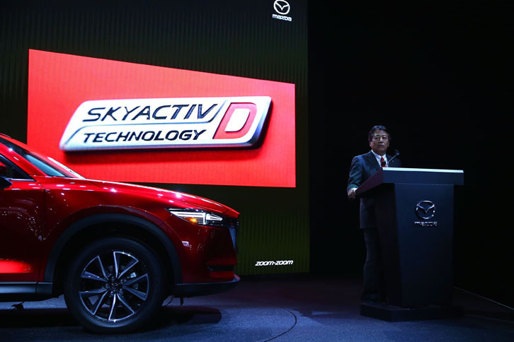 プレスカンファレンスではマツダの丸本 明副社長が登壇。北米市場への「SKYACTIV-D 2.2」の導入を発表した。