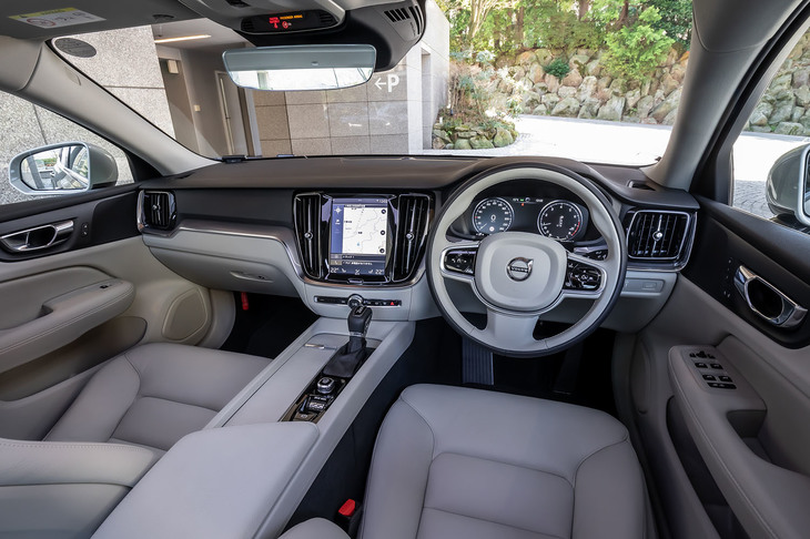 インテリアは、先に導入が開始されたステーションワゴン「V60」と基本的に共通。「モメンタム」グレードには、アイアンオレ・アルミニウムと呼ばれる加飾パネルが備わる。