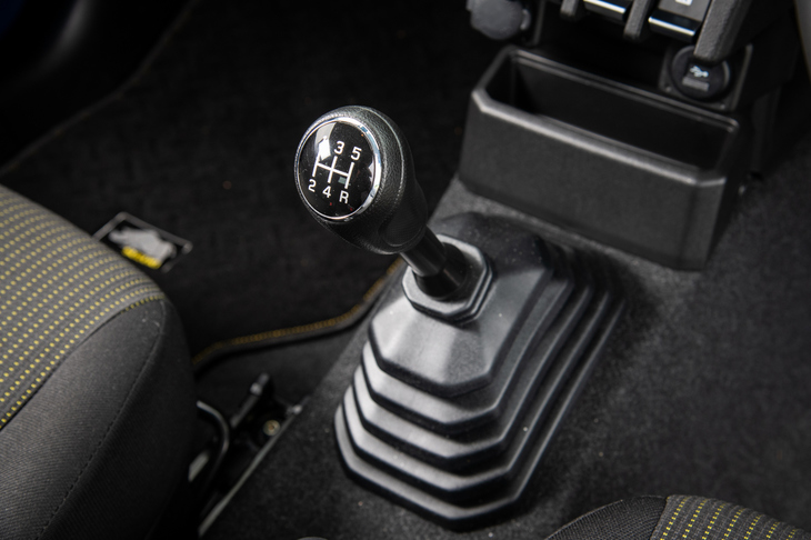 5段MTの変速比は、1速から順に5.809、3.433、2.171、1.354、1.000。トランスファーの変速比はハイレンジが1.320、ローレンジが2.643で、最終減速比は3.818となっている。