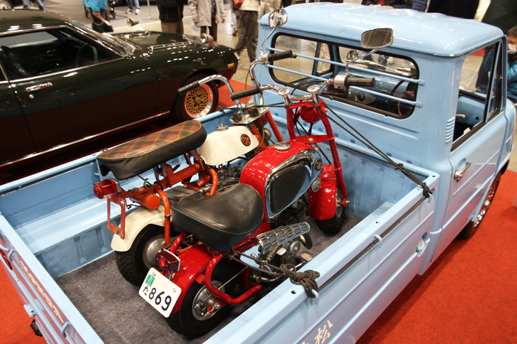 「ホンダT360」の荷台に積まれていた、2台の「ホンダ・モンキー」。手前は1964年に登場した最初の市販型（輸出専用）である「CZ100」、奥は1967年に国内販売が開始された「Z50M」。