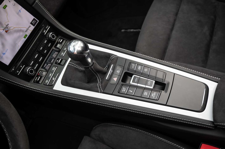 ボディー同色のパネルでドレスアップされたセンターコンソール。排気系や足まわりの調節ボタンや、リアボンネットの開閉スイッチなどが並ぶ。