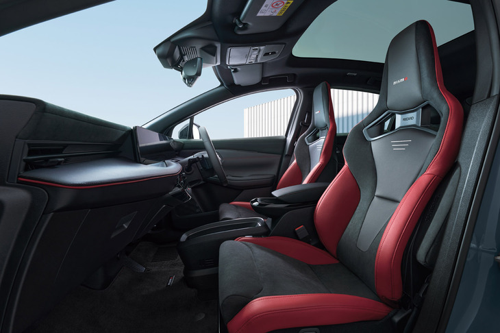 特別仕立てのレカロシートを採用した「リーフB7 NISMO RECARO装着車」の前席。