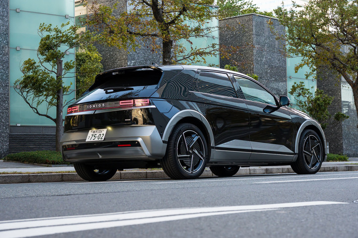 エネルギー密度を高めて容量アップを果たした84kWhの駆動用リチウムイオンバッテリーを全車に搭載。一充電走行距離は後輪駆動車で703kmに、この「ラウンジAWD」の場合で616kmに延びた。