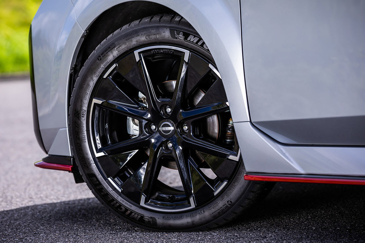 ベースモデルよりもリム幅を0.5インチ広げた、17×7Jサイズのアルミホイールを標準装備。タイヤは205/50ZR17サイズの「ミシュラン・パイロットスポーツ4」を専用アイテムとして採用している。