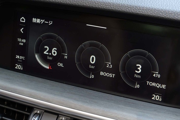 センタースクリーンには3連メーターも表示できる。写真左から油圧メーターとブーストメーター、そしてトルクメーター。