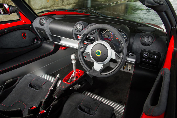 インテリアはシンプルそのもの。ダッシュボードのオープントレーを除き、収納スペースは見当たらない。