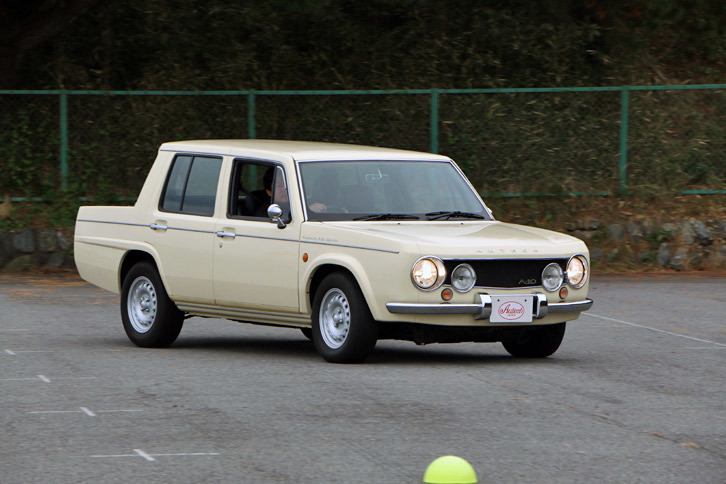 オーテックジャパンの設立10周年を記念して製作された「オーテックA-10」。ご想像の通り、ボディーは「ラシーン」をセダン化したものだ。愛らしいクラシカルなスタイルとは裏腹に、180psを発生するフルチューンの「SR20DE」を縦置きに積むFR車だった。もちろんMT仕様だ。