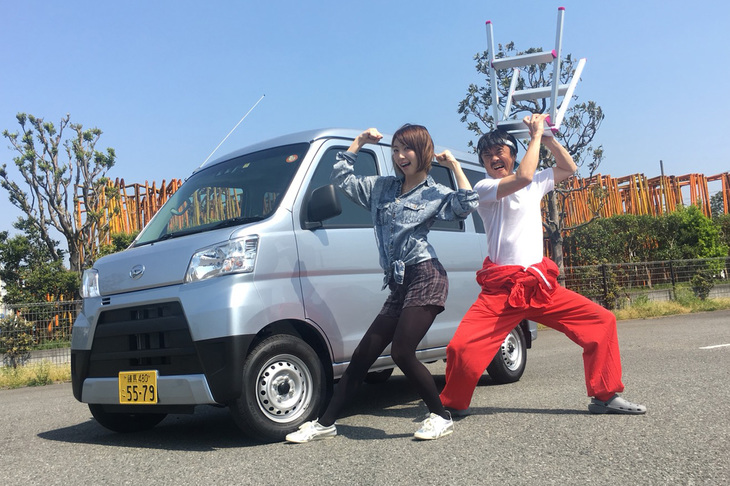 『CARトップ』誌で「ダイハツ・ハイゼット カーゴ」を取材中の筆者。中村氏もこのクルマに注目していたとか。