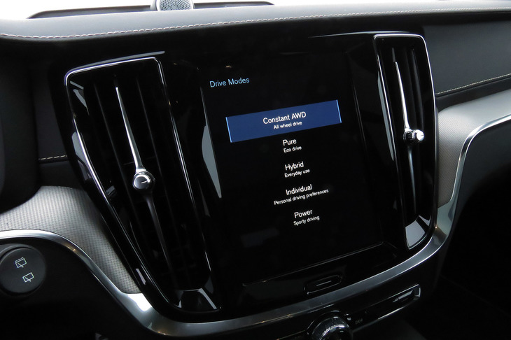ダブルレーンチェンジのコースでは「AWDモードからドライブモードを切り替えないように」と指示された。