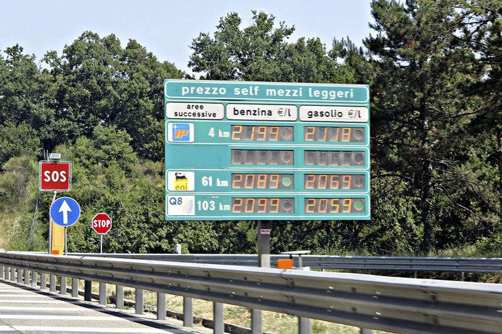 幹線である高速道路A1で。この先にあるサービスエリア3カ所の燃料価格表示板。いずれもセルフ給油の料金だが、たとえディーゼルでも2ユーロ以下のスタンドはない。2022年6月に撮影。