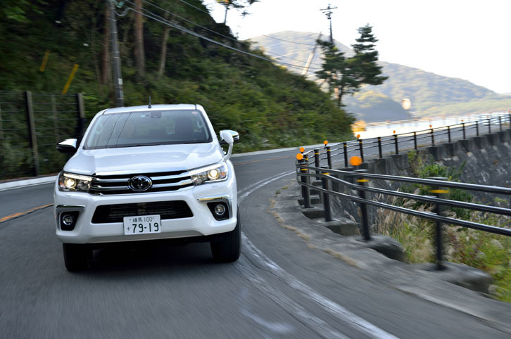 上級グレードの「ハイラックスZ」には、歩行者検知機能つきのプリクラッシュセーフティーシステムや、レーンディパーチャーアラートが標準装備される。