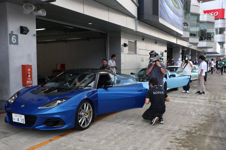 レーシングドライバーの運転を助手席で体験できる「サーキットタクシー」。午前中の抽選会で幸運を手にした来場者たちが、ロータスの刺激的な走りを堪能した。この時すでにレーシングコースは部分的に雨に見舞われていたので、スリッピーな路面で見事なテクニックを披露し、さっそうとコースを駆けるレーシングドライバーのすごさをより実感できたことだろう。