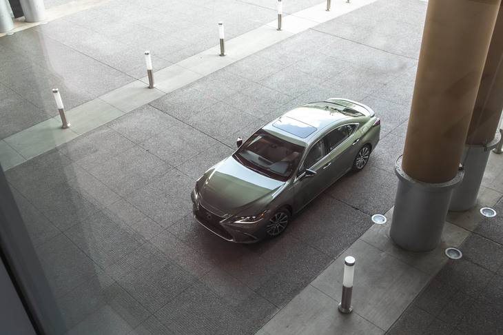 アルミニウムパーツを多用して軽量化するとともに、高剛性で低重心な構造でスポーティーな走りを目指した。