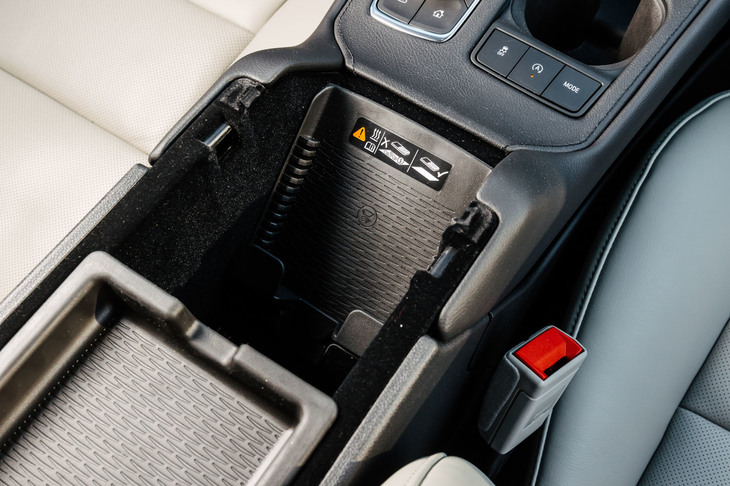 アームレストの下に備わる、携帯端末のワイヤレスチャージャー。ガジェット先進国・アメリカのクルマだけに、こうした箇所のつくり込みは日欧のクルマよりもしっかりしている。