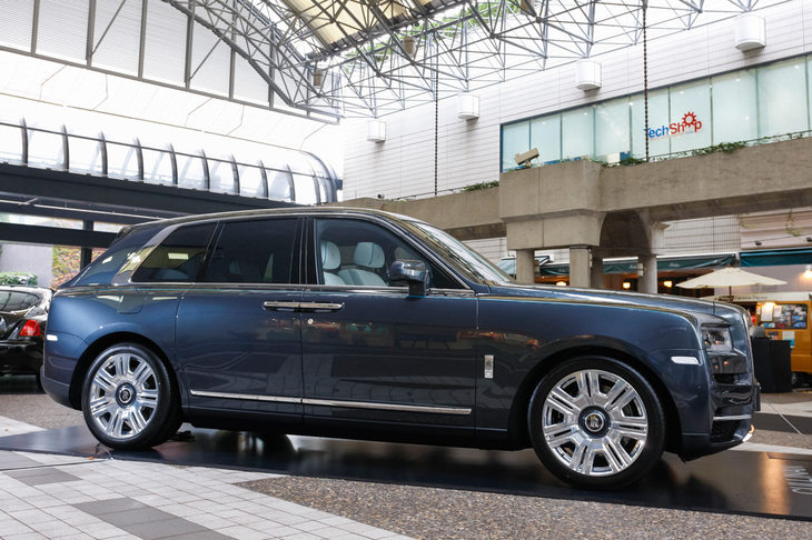 試乗を終えて会場に戻り、あらためて展示車の「カリナン」を拝見。うーん。こんなに大きなクルマだったのか。運転してみると、個人的に不慣れな左ハンドルであることの方が気になったくらいで、大きさによるストレスはあまり感じませんでした。