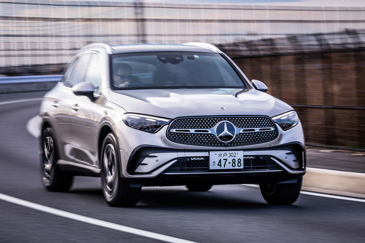 新型「GLC」のプラットフォームは、現行「Cクラス」と同じ「MRA II」。サスペンションはフロントが4リンク式、リアがマルチリンク式で、走行状況に応じて減衰力を調整するセレクティブダンピングシステムが備わる「アジリティーコントロールサスペンション」が標準で装備される。