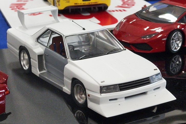 アオシマの1/24「日産スカイラインRSターボシルエット」。製作途中のように見えるが、顔つきがノーマルのRS。マット塗装の白いボディーとサフェーサー仕上げのドアを持つテスト車両がモデルらしい。