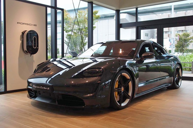 Porsche NOW Tokyoの店内には、「ポルシェ・タイカン ターボS」の実車も展示されていた。