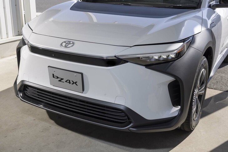 バンパーの開口部を上下に薄いデザインとすることで、トヨタのBEVとしての独自性を表現している。