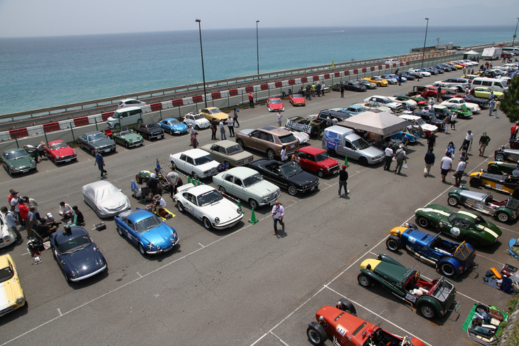 好天に恵まれた大磯ロングビーチ駐車場に集まった参加車両。