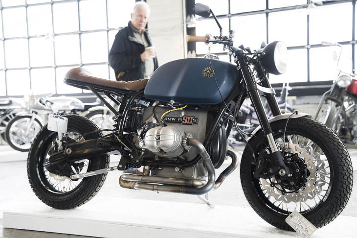 アメリカのBMWスペシャリスト、BOXER METALがカスタムしたマシン。BMWが1970年代に発表した「R90S」のエンジンと車体をベースに、より近代的なBMW用の足まわりをセットしてカスタムしている。