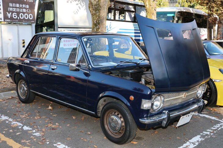 イタリア大衆車の隠れた傑作「フィアット128」。天才技術者であるダンテ・ジアコーザが考案した、エンジンとトランスミッションを横並びにしたFFレイアウトを採用している。この方式が、現在のFF車の基礎となった。