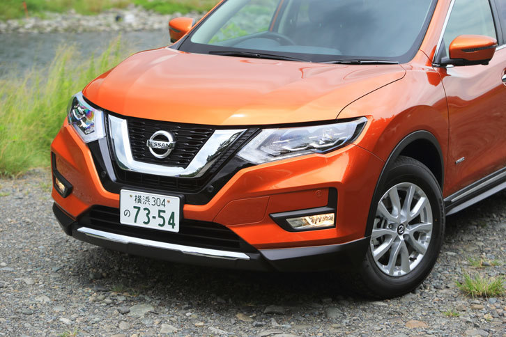 2017年6月に大幅改良を受けた「日産エクストレイル」。「Vモーション」を強調したグリルと新意匠のヘッドランプにより、フロント周りのイメージは一新された。