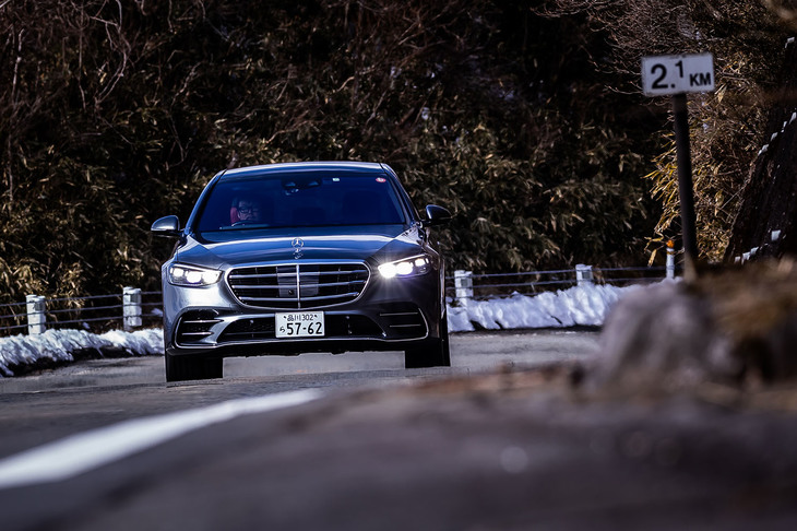 今回の試乗車では標準装備の「エアマチックサスペンション」に、カメラで前方路面のアンジュレーションを認識し車体の姿勢をフラットに保つ、オプションの「Eアクティブボディーコントロール」が組み合わされていた。