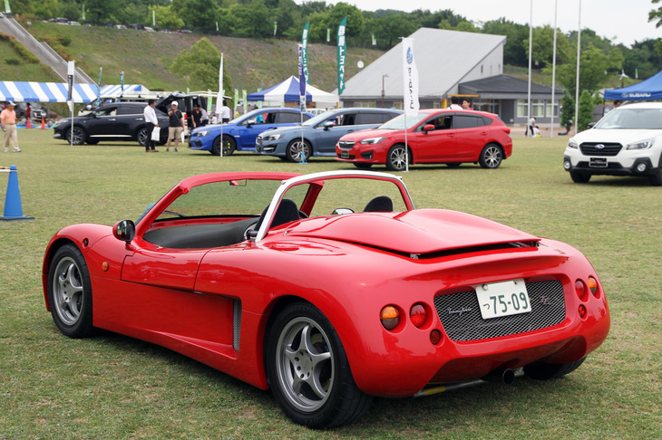 1999年「トミーカイラZZ」。アルミモノコックシャシーにFRP製ボディーを載せ、日産製2リッター直4をミドシップした、ほとんどレーシングカーのようなスポーツカー。後方に見えるのは地元のスバルとトヨタのディーラーによる出展車両。