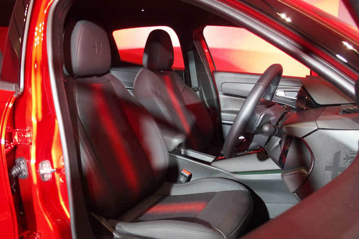 アルファ・ロメオ・ジュニア（フロントシート）