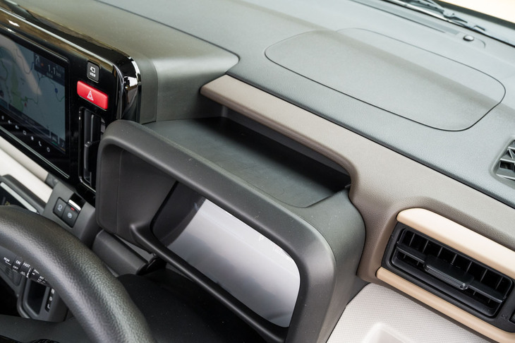 メーターフード上部の収納スペース。USB接続したスマートフォンの置き場にちょうどいい。