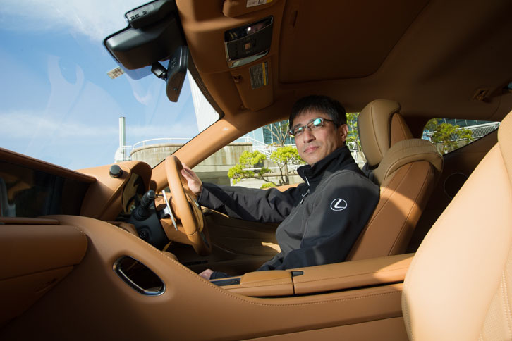 ＜プロフィール＞
	1999年入社。自動運転バスの開発を行い、2005年の愛知万博で使われた軌道上を無人走行する「IMTS」の制御システムを開発。乗用車の制御システムのインテグレートでは「LS」や「GS」を担当した。「トヨタ・クラウン」の製品企画を経て、2013年から「LC」の開発に携わる。