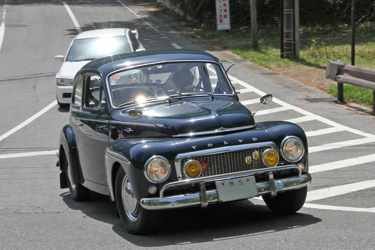 「神5」（神戸ではなく神奈川）のシングルナンバーを持つ1959年「ボルボPV544」。クラシックな姿に似合わぬタフで高性能なスポーツサルーンで、生産最終年度となる1965年のサファリラリーで総合優勝している。