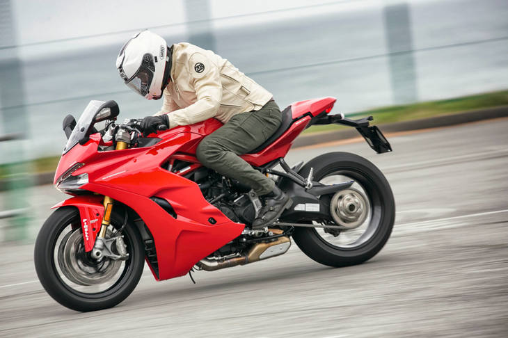 ボディーサイズ：全長×全幅×全高＝--×--×--mm
	ホイールベース：1478mm
	重量：183kg
	エンジン：937cc 水冷4ストローク L型2気筒 DOHC 4バルブ
	最高出力：110ps（81kW）/9000rpm
	最大トルク：93Nm（9.5kgm）/6500rpm
	価格：180万9000円