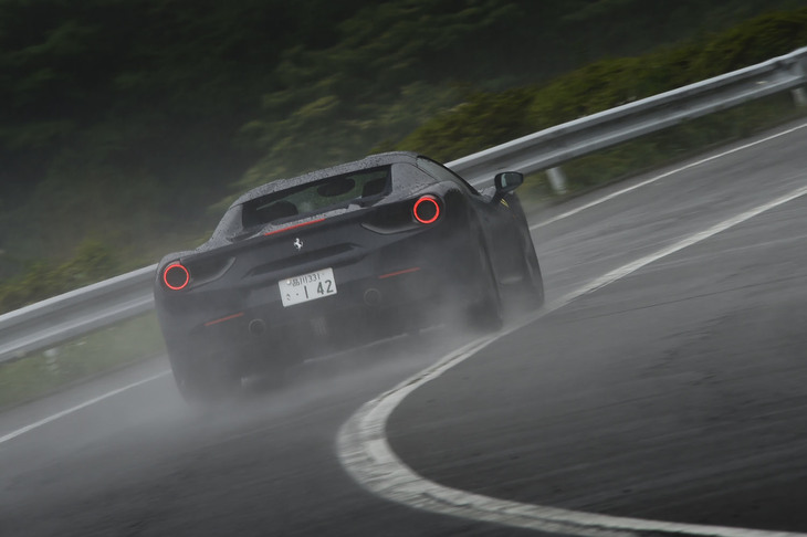 雨のワインディングロードを駆け抜ける「488スパイダー」。そのボディー剛性は、先代「458スパイダー」比で20％引き上げられている。