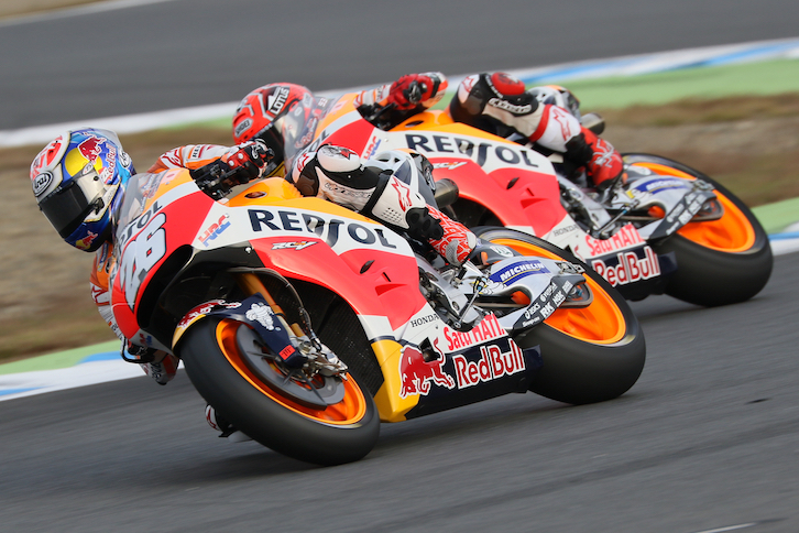 MotoGPで活躍するマルク・マルケス選手とダニ・ペドロサ選手がランデブー走行。その華麗な走りにファンはくぎ付けに。