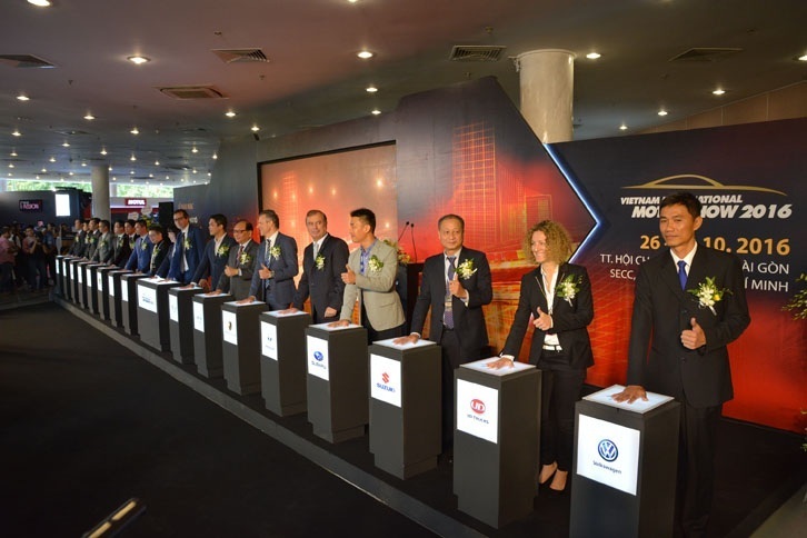 ショーは朝9時少し前のオープニングセレモニーからスタートした。参加インポーターの代表が並び、台に手形を押すというパフォーマンスが行われた。また、オープニングセレモニーは一般来場の始まる午後にも行われた。