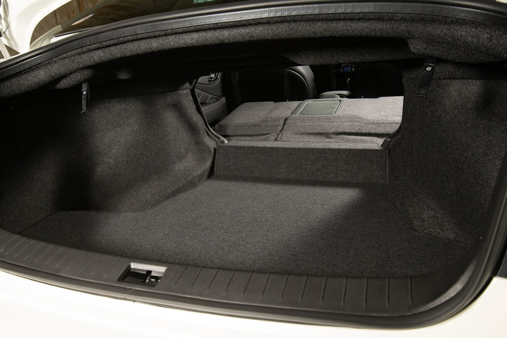 トランクルームの容量は510リッター（VDA計測値）。他のターボ車ではオプション扱いとなる、後席の6：4分割可倒機構が「400R」には標準装備される。