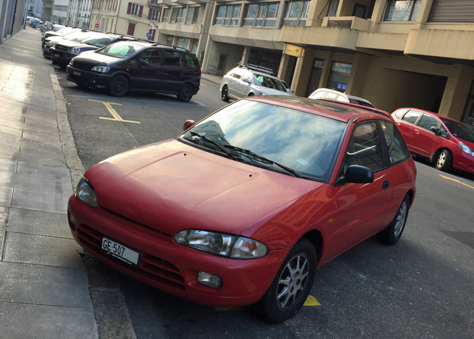 街角で見かけた珍車その5。「三菱コルト」。日本でいうところの4代目「三菱ミラージュ」である。こう言ってはなんだが、スリーダイヤのエンブレムが取れてしまうと、「ブランド名を隠さなければならない、保険会社のCMに登場するクルマ」のようである。