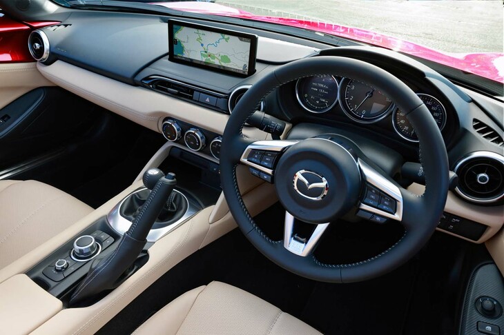 新グレード「SレザーパッケージVセレクション」は、タンカラーのインテリアとベージュのインシュレーター付きソフトトップを組み合わせた上級仕様だ。リトラクタブルハードトップの「ロードスターRF」には設定されない。