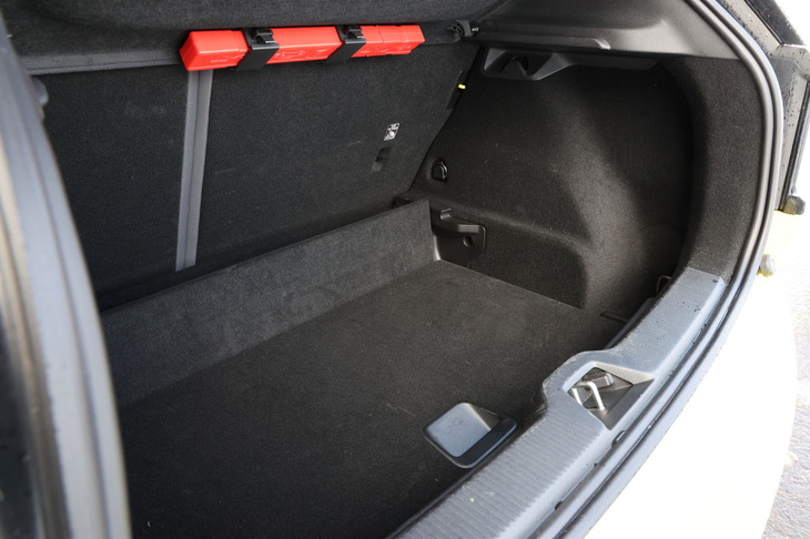 車体後部の荷室容量は318リッターで、床面は開口部との段差が少ないフラットなフロア高と、低い位置（写真）にセットできる2段階調整式となっている。床面を上部セットし、荷室床下をサブトランクとして使用する際の下部容量は61リッター。