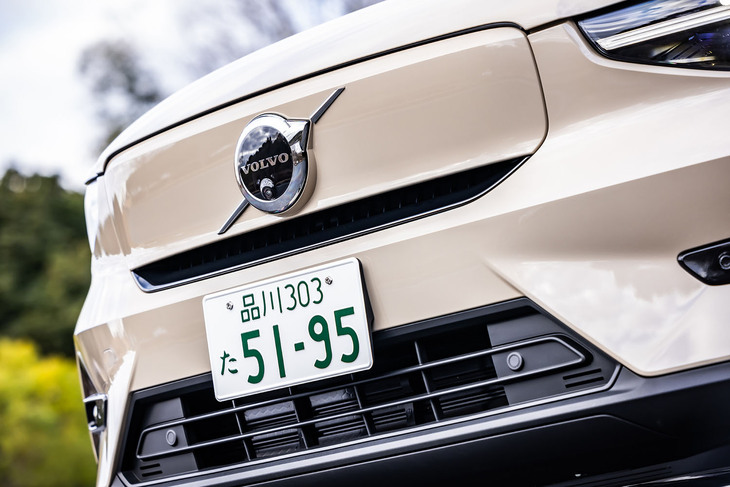 ボルボの立体的なエンブレムを中央に置く「EX40」のフロントフェイス。BEVであることを想起させるグリルレスのデザインが特徴だ。