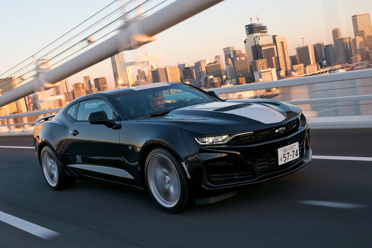 6代目「カマロ」の意匠は1967年登場の初代に範を求めたものだが、ワイドなスタンスやエッジの立ったキャラクター、ルーフラインがリアまで続くファストバック風のスタイルと、今日的なカッコよさを見事に実現している。もちろん、筋骨隆々なボディーの抑揚も魅力だ。